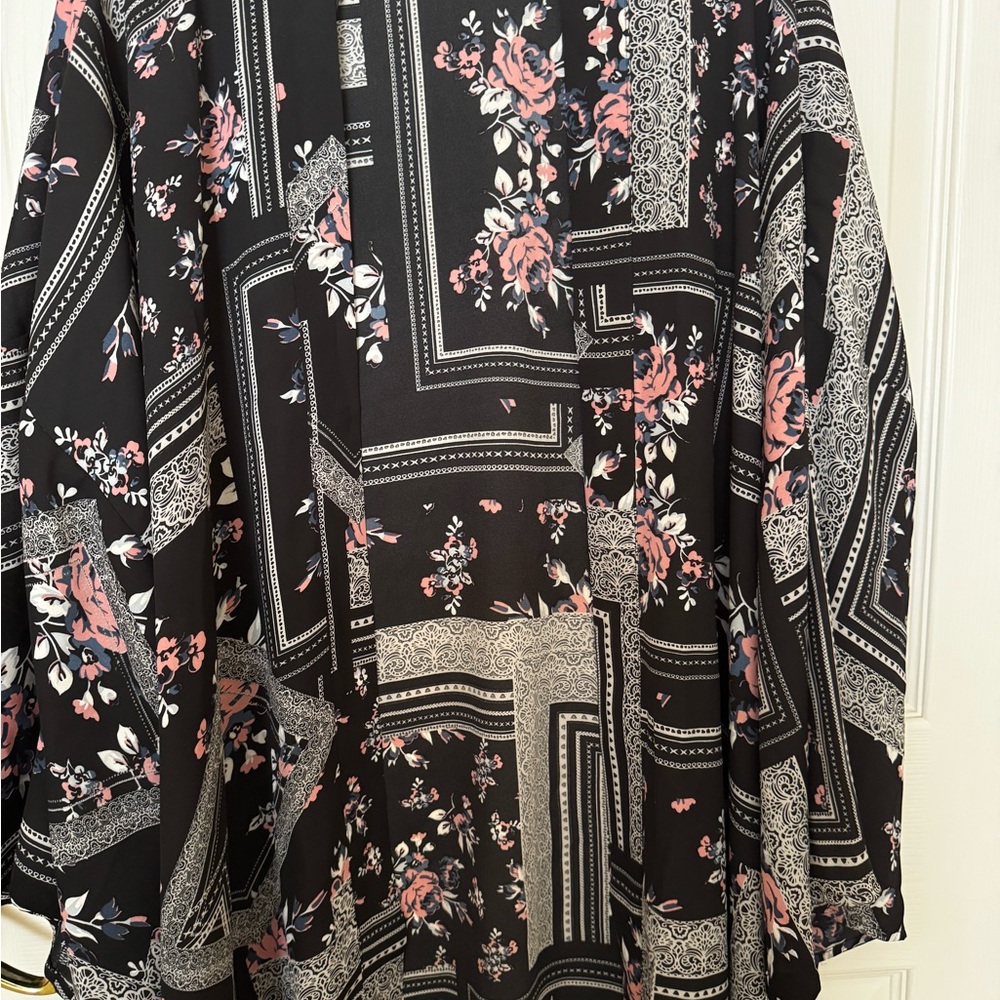 Laurie Felt Black and White Patterned Kimono